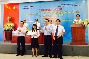 Đại diện Bảo hiểm PJICO  trao bồi thường cho các DN bị thiệt hại