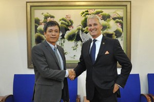 Ông Phùng Ngọc Khánh và  ông Wayne Besant