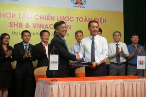 Ông Nguyễn Văn Lê, Tổng giám đốc SHB và ông Đặng Thanh Hải, Tổng giám đốc Vinacomin ký thỏa thuận hợp tác