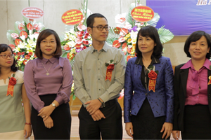 Bà Lê Thị Hà Thanh (thứ 2 từ phải sang), Tân Chủ tịch HĐQT VNI