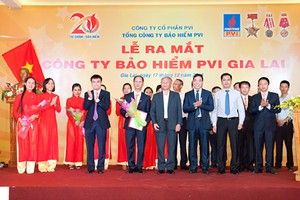 Ông Vũ Đức Thuấn- lãnh đạo Bảo hiểm PVI Gia Lai nhận quyết định thành lập Công ty