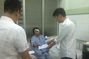 Cán bộ Công ty Bảo hiểm Bảo Việt thăm hỏi hành khách bị thương trong vụ tai nạn