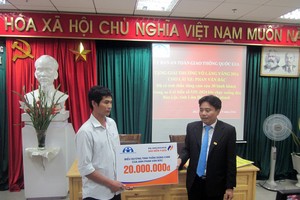 Ông Nguyễn Quang Huy, Giám đốc PJICO Lâm Đồng trao thưởng nóng cho anh Bắc.