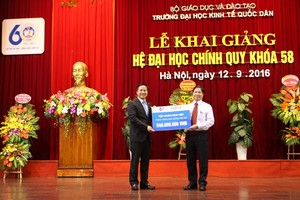 Trao tặng học bổng “Bảo Việt – Niềm tin thắp sáng Tương lai” cho tân sinh viên 