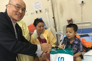 Fubon Life Việt Nam trao gần 200 suất quà cho các bệnh nhi và hộ nghèo