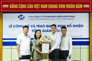Ông Nguyễn Văn Thùy, Chủ tịch HĐQT , ông Đoàn Nguyên Ngọc, Phó chủ tịch HĐQT và ông Nguyễn Chí Kiên, Trưởng Ban Kiểm soát (ngoài cùng bên phải) chúc mừng Tân Tổng giám đốc 