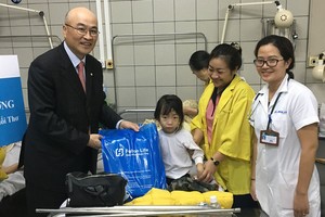 Fubon Life Việt Nam chia sẻ với bệnh nhi 