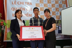 Đại diện khách hàng mua bảo hiểm thông qua ứng dụng LIAN nhận số tiền bảo hiểm 415 triệu đồng