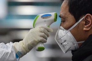 Doanh nghiệp bảo hiểm nói gì về thông tin từ chối bán bảo hiểm Covid cho y, bác sĩ?