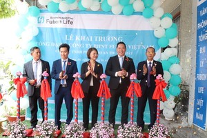 Bà Lo, Mei–Fang (thứ 3 từ trái qua), Tổng giám đốc của Fubon Life Việt Nam cắt băng khai trương Văn phòng Tổng đại lý mới tại Long An.