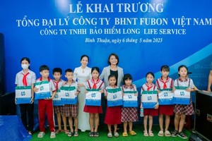 Nhân dịp khai trương, Fubon Life Việt Nam dành tặng vở cho học sinh Tiểu học-Trung học Phan Rí Cửa 