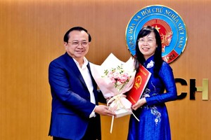 Tân Phó Cục trưởng Cục Quản lý, Giám sát bảo hiểm Trần Thị Tuyết Lan nhận quyết định bổ nhiệm từ Thứ trưởng Bộ Tài chính