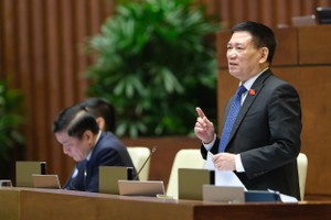 Bộ trưởng Hồ Đức Phớc trả lại chất vấn sáng 8/6 (ảnh: quochoi.vn)