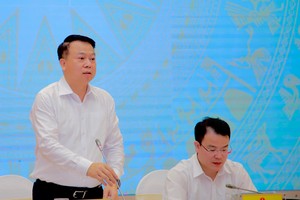 Thứ trưởng Bộ Tài chính Nguyễn Đức Chi (bên trái) trả lời báo chí tại buổi họp báo Chính phủ chiều 4/7.