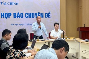Ông Nguyễn Quang Huyền, Phó Cục trưởng Cục quản lý, giám sát bảo hiểm, Bộ Tài chính trả lời phóng viên tại cuộc họp báo chiều 15/9 (ảnh: M.M)