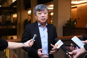 ĐBQH Trương Trọng Nghĩa trả lời báo chí bên hành lang Quốc hội.