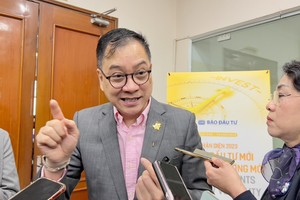 Ông Quan Đức Hoàng trả lời phỏng vấn báo Đầu tư Chứng khoán bên hành lang Tọa đàm sáng 7/2 (Ảnh: M.M)