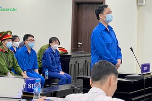 Cựu Chủ tịch HĐQT Công ty Louis Holdings Đỗ Thành Nhân tại trả lời phần xét hỏi của Thẩm phán tại phiên toà chiều 8/5 (Ảnh: H.Yến)