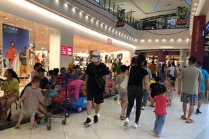 Trung tâm thương mại Aeon Long Biên tấp nập khách "trốn nóng" trong ngày 3/6 (Ảnh: Nguyên Trang)