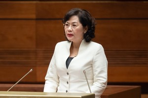 Thống đốc Ngân hàng Nhà nước Việt Nam trình bày Tờ trình dự án Luật Các tổ chức tín dụng (sửa đổi) sáng 5/6.