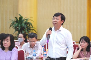 Ông Trần Mạnh Hà, Vụ trưởng Vụ Kiểm soát chi (Kho bạc Nhà nước) trả lời họp báo chiều 18/7 (Ảnh: M.Minh)