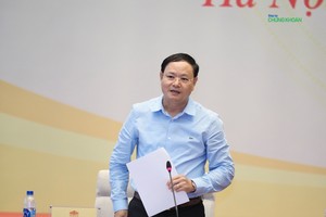 Thứ trưởng Bộ Tài nguyên và Môi trường Lê Minh Ngân phát biểu tại phiên họp (Ảnh: M.Minh)