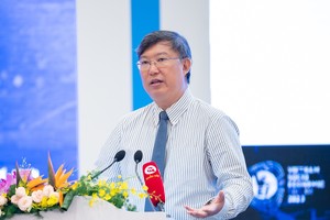  Ông Nguyễn Xuân Thành, chuyên gia chính sách công, Trường Chính sách công và Quản lý Fulbright, Đại học Fulbright Việt Nam trình bày tham luận.