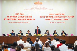 Tổng thư ký Quốc hội Bùi Văn Cường chủ trì buổi họp báo chiều 19/10 để thông tin về nội dung chính của Kỳ họp thứ 6 Quốc hội khoá XV sẽ khai mạc vào 23/10 tới. 