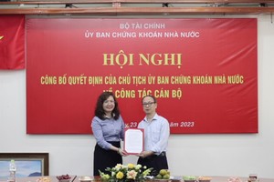 Bà Vũ Thị Chân Phương, Chủ tịch UBCKNN trao quyết định bổ nhiệm cho ông Phạm Hồng Giang.