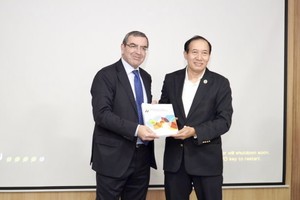 Ông Phạm Hồng Sơn, Phó chủ tịch UBCKNN (bên phải) tiếp nhận Bộ nguyên tắc quản trị công ty sửa đổi năm 2023 từ ông Carmine Di Noia - Giám đốc Tài chính và Doanh nghiệp, OECD