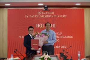 Phó Chủ tịch UBCKNN Phạm Hồng Sơn (bên phải) trao Quyết định điều động, bổ nhiệm ông Tô Trần Hòa giữ chức vụ Phó Vụ trưởng Vụ Phát triển thị trường chứng khoán