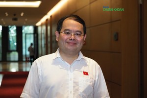 Phó bí thư tỉnh ủy Đồng Nai, Trưởng Đoàn ĐBQH tỉnh Đồng Nai - ông Quản Minh Cường bên hành lang Quốc hội chiều 3/11 (ảnh: M.Minh)