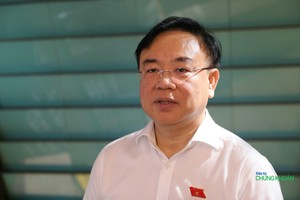 Đại biểu Nguyễn Công Long trả lời báo chí bên hành lang Quốc hội sáng 23/11 (Ảnh: M.Minh)