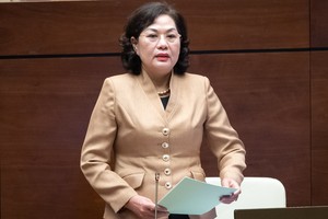 Thống đốc Ngân hàng Nhà nước Nguyễn Thị Hồng phát biểu giải trình ý kiến đại biểu Quốc hội về dự án Luật Các tổ chức tín dụng chiều 23/11 (Ảnh: Quochoi.vn)