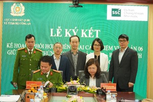 Chủ tịch UBCKNN Vũ Thị Chân Phương và Đại tá Vũ Văn Tấn, ký Kế hoạch phối hợp triển khai Đề án 06 giữa hai đơn vị.