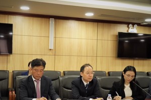 Ông Yoon Sang Key (giữa) và ông Park Jong Chung phát biểu tại buổi làm việc 