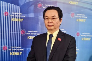 ĐBQH Hoàng Văn Cường trả lời phỏng vấn báo Đầu tư Chứng khoán bên hành lang Quốc hội sáng 15/1 (Ảnh: M.Minh)