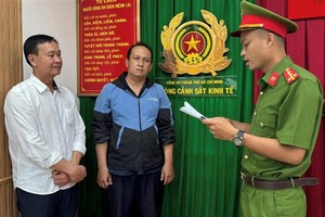 Các bị can Hồ Việt Tân, Bùi Huỳnh Bá Phước nghe đọc lệnh khởi tố (Ảnh: BCA)