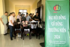 Cổ đông làm thủ tục đăng ký dự ĐHĐCĐ 2024 của Dabaco tại TP Bắc Ninh sáng 27/4 (Ảnh: M.Minh)