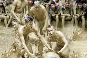 Độc đáo lễ hội vật cầu bùn ở Bắc Giang