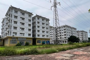 Ảnh minh hoạ: Dãy nhà tái định cư ở Sài Đồng (Long Biên) bị bỏ hoang nhiều năm 