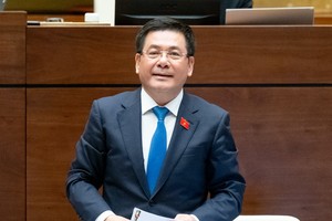 Bộ trưởng Bộ Công thương Nguyễn Hồng Diên trả lời chất vấn tại Quốc hội chiều 4/6.