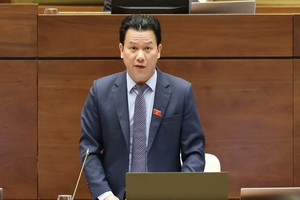Bộ trưởng Bộ Tài nguyên và Môi trường Đặng Quốc Khánh phát biểu giải trình trước Quốc hội chiều 21/6