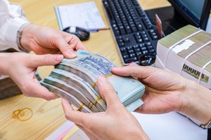 Cho rằng chưa đủ điều kiện bãi bỏ mức lương cơ sở và hệ số lương, Chính phủ vừa đề xuất từ 1/7/2024 tăng lương cơ sở từ 1,8 triệu đồng lên 2,34 triệu đồng (Ảnh minh hoạ)