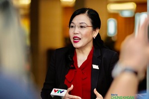 Bà Nguyễn Thanh Hải, Bí thư Tỉnh uỷ kiêm Trưởng đoàn Đại biểu Quốc hội tỉnh Thái Nguyên trong một lần trả lời phỏng vấn báo chí bên hành lang Quốc hội (Ảnh: M.Minh)