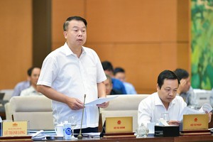 Thứ trưởng Bộ Tài chính Nguyễn Đức Chi trình bày dự án Luật sửa đổi, bổ sung 7 luật.