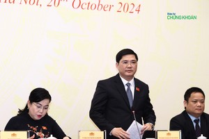 Ông Nguyễn Tuấn Anh, Phó Chủ nhiệm Ủy ban Khoa học, Công nghệ và Môi trường của Quốc hội trả lời tại buổi họp báo (Ảnh: M.Minh)