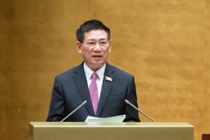 Phó Thủ tướng Chính phủ, Bộ trưởng Bộ Tài chính Hồ Đức Phớc trình bày các báo cáo ngân sách trước Quốc hội sáng 22/10 (Ảnh; quochoi.vn)