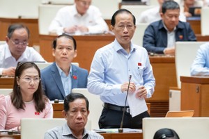 Đại biểu Nguyễn Trúc Sơn (đoàn Bến Tre) phát biểu sáng 5/11