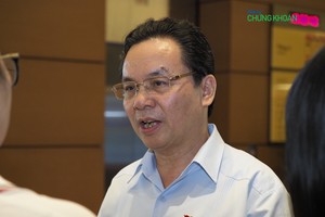 Đại biểu Hoàng Văn Cường trả lời báo chí bên hành lang Quốc hội (Ảnh: M.Minh)